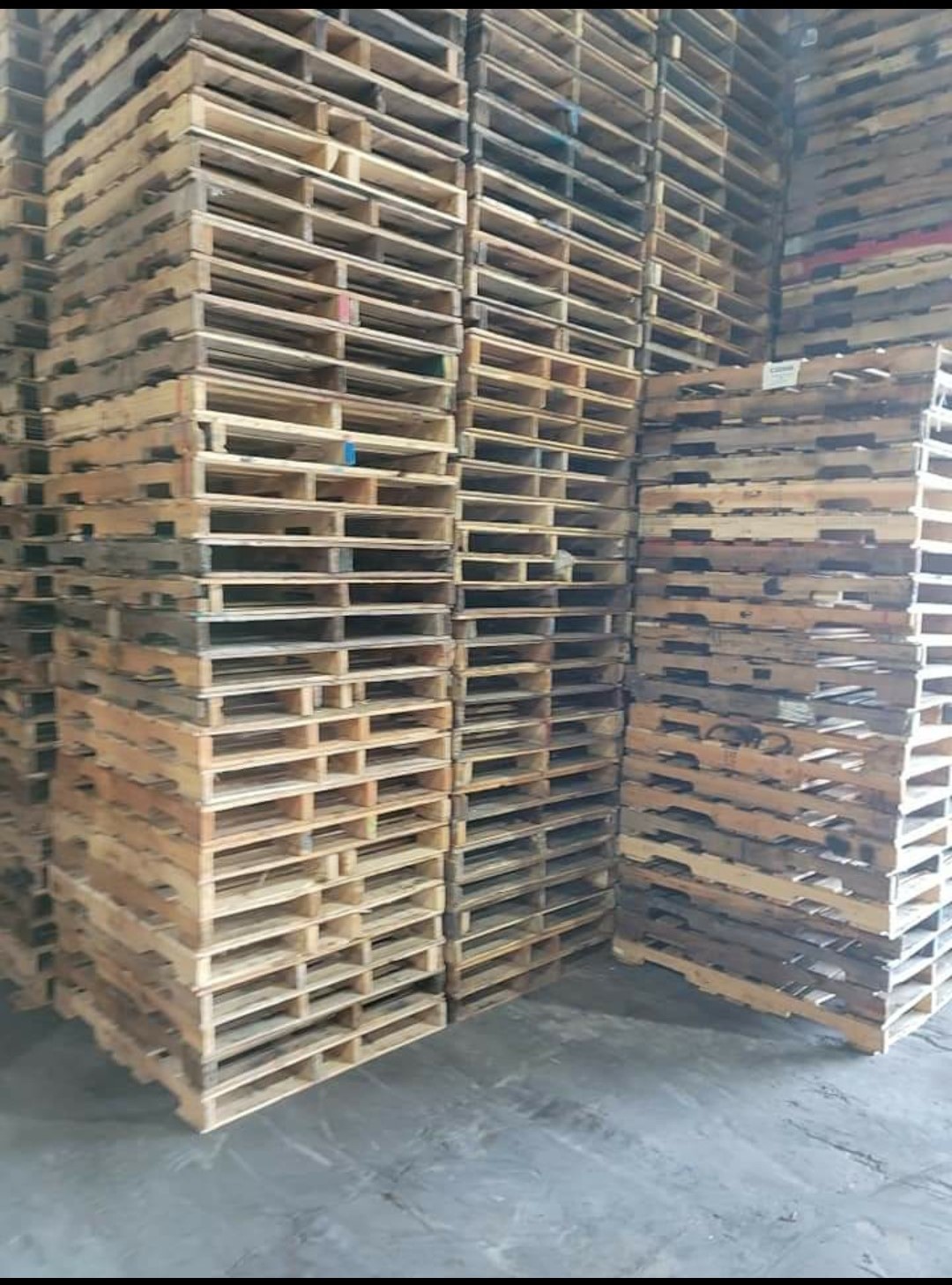 A clean stack of wooden pallets stacked tall for pallet haul off